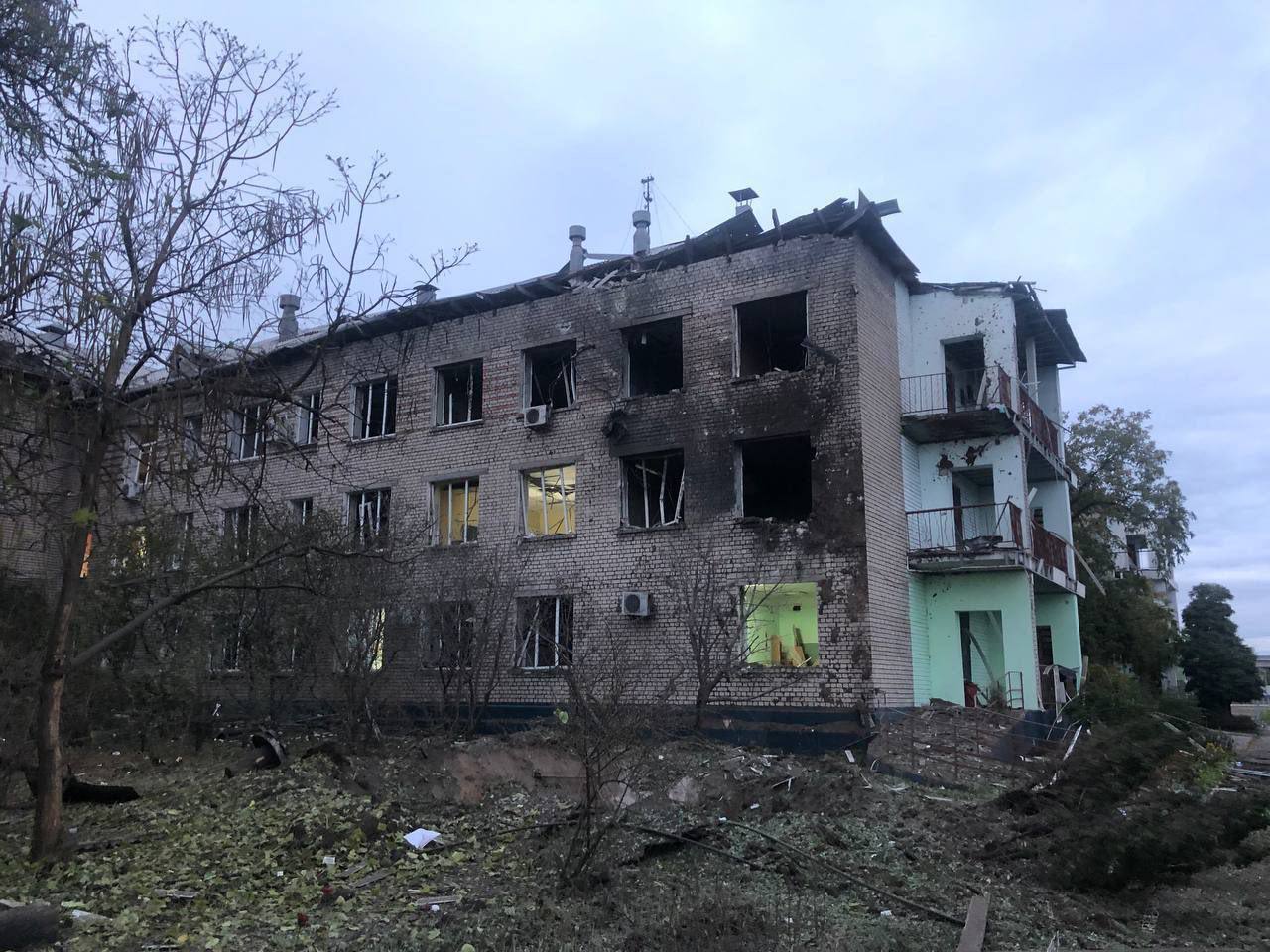 В результате обстрела Запорожья пострадали школа и амбулатория
