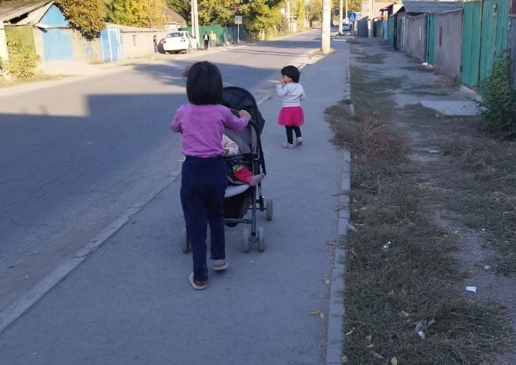Родители доверяют старшим детям совсем малышей