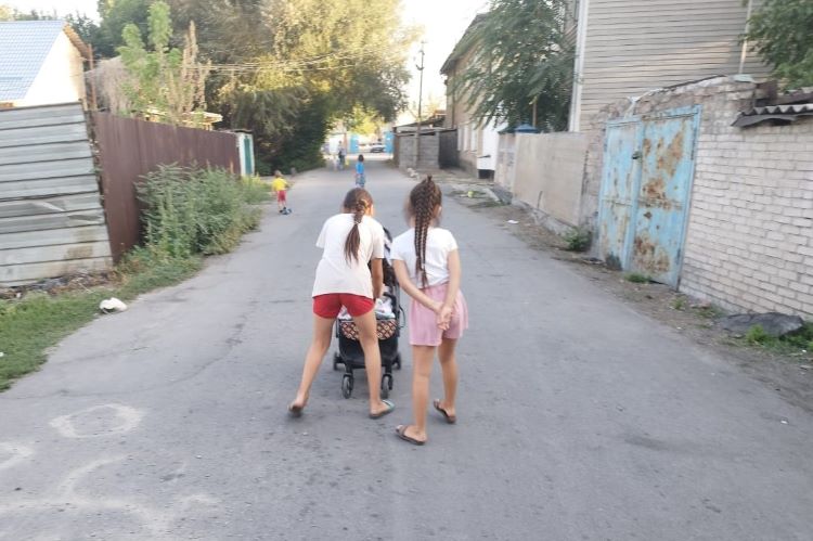 Родители доверяют старшим детям совсем малышей