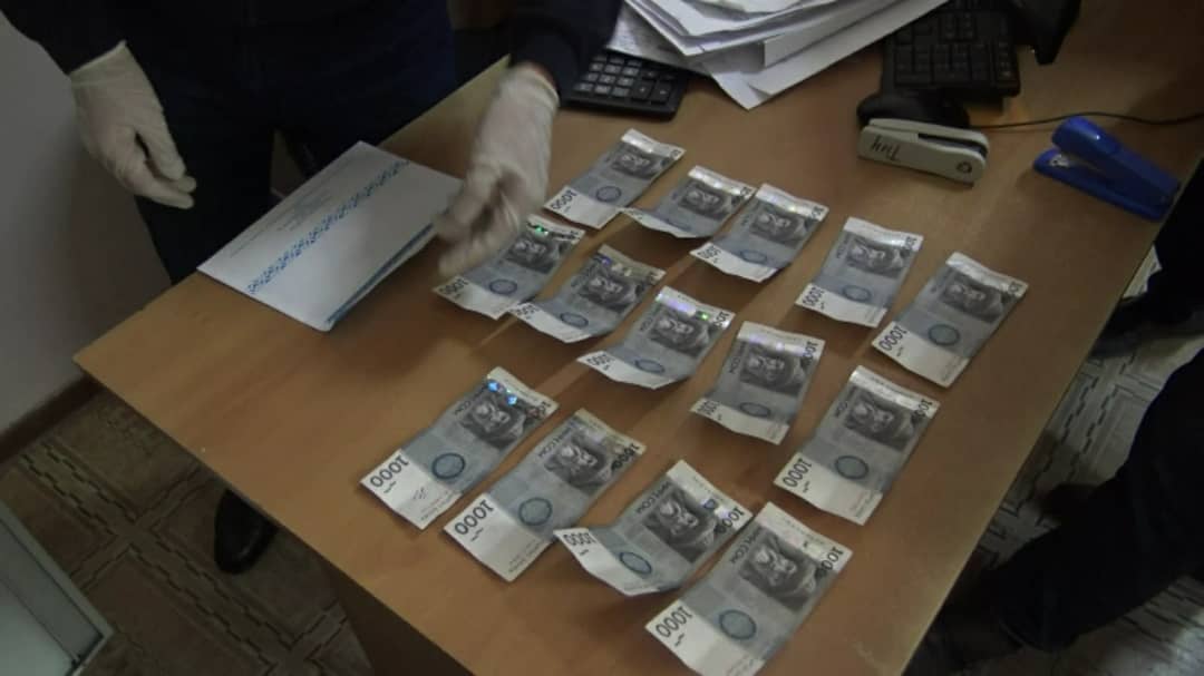 Судисполнителя задержали при получении 18 тысяч сомов