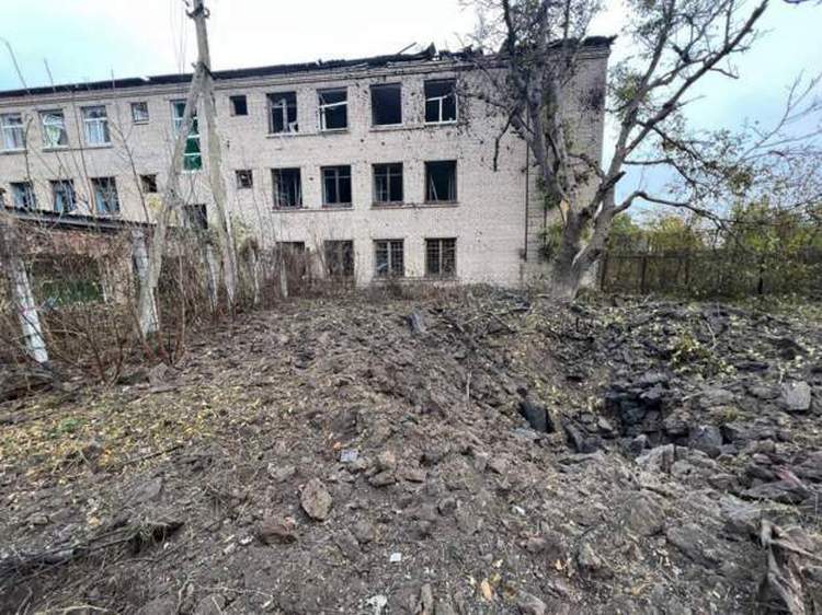 Воронка после ночного обстрела города Николаева