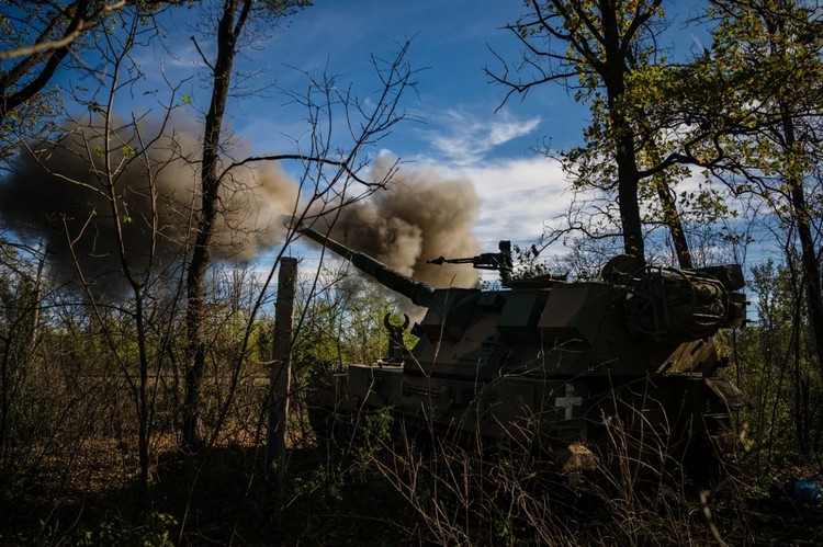 Украинские военные стреляют из польской 155-миллиметровой гусеничной самоходной артиллерийской установки Krab на позиции в Донецкой области