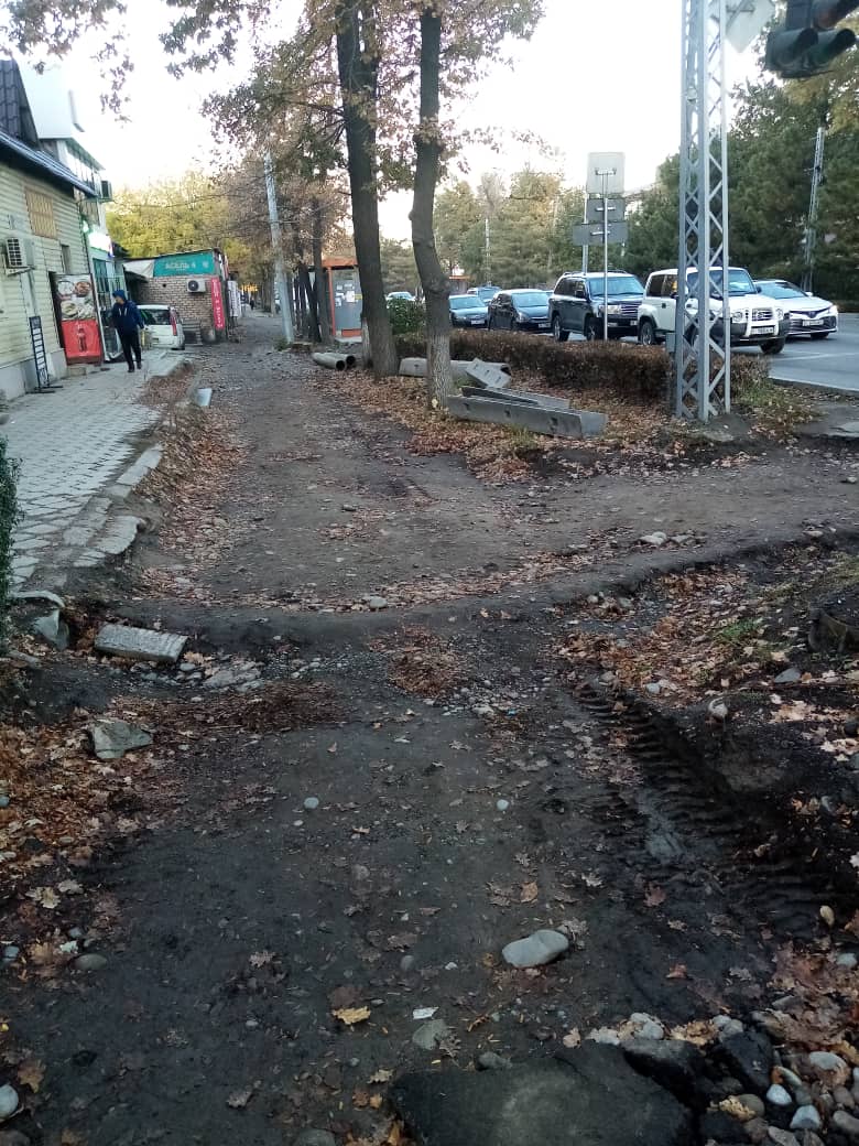 Тротуар на проспекте Жибек Жолу