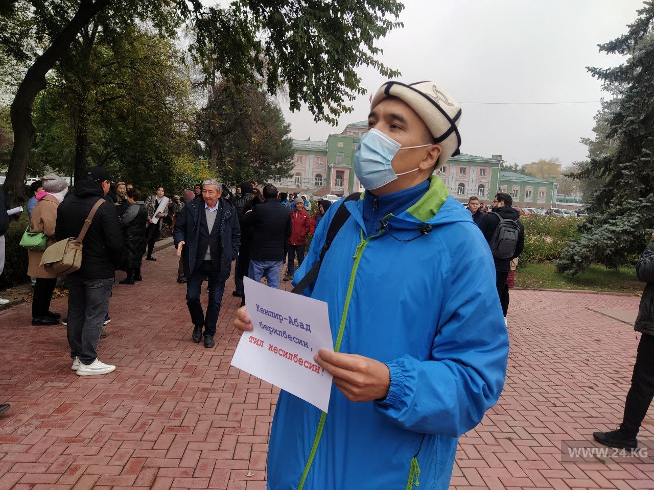 Участники митинга требуют освободить задержанных