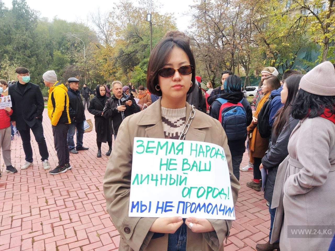 Участники митинга требуют освободить задержанных