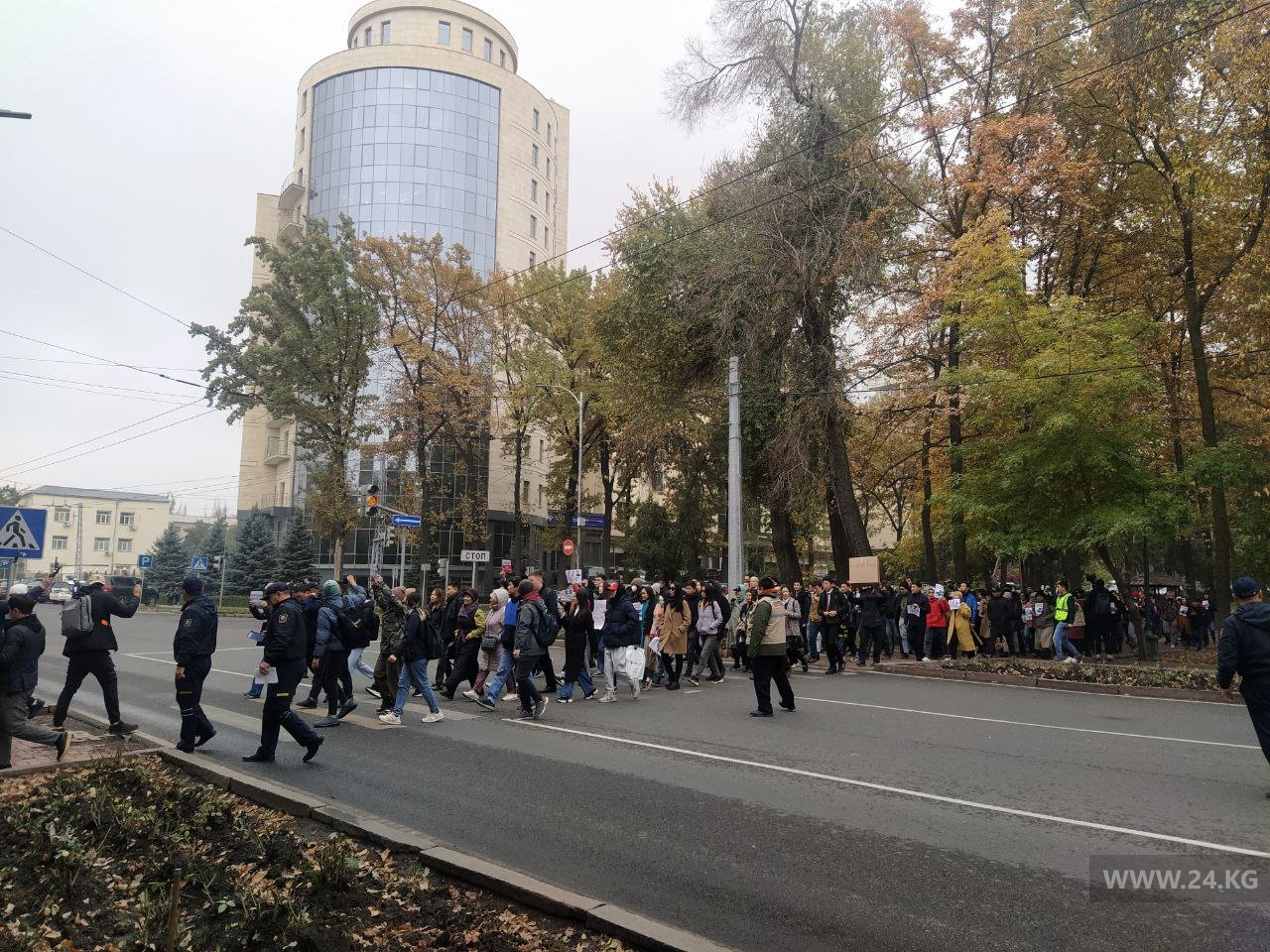 Участники двинулись к Старой площади