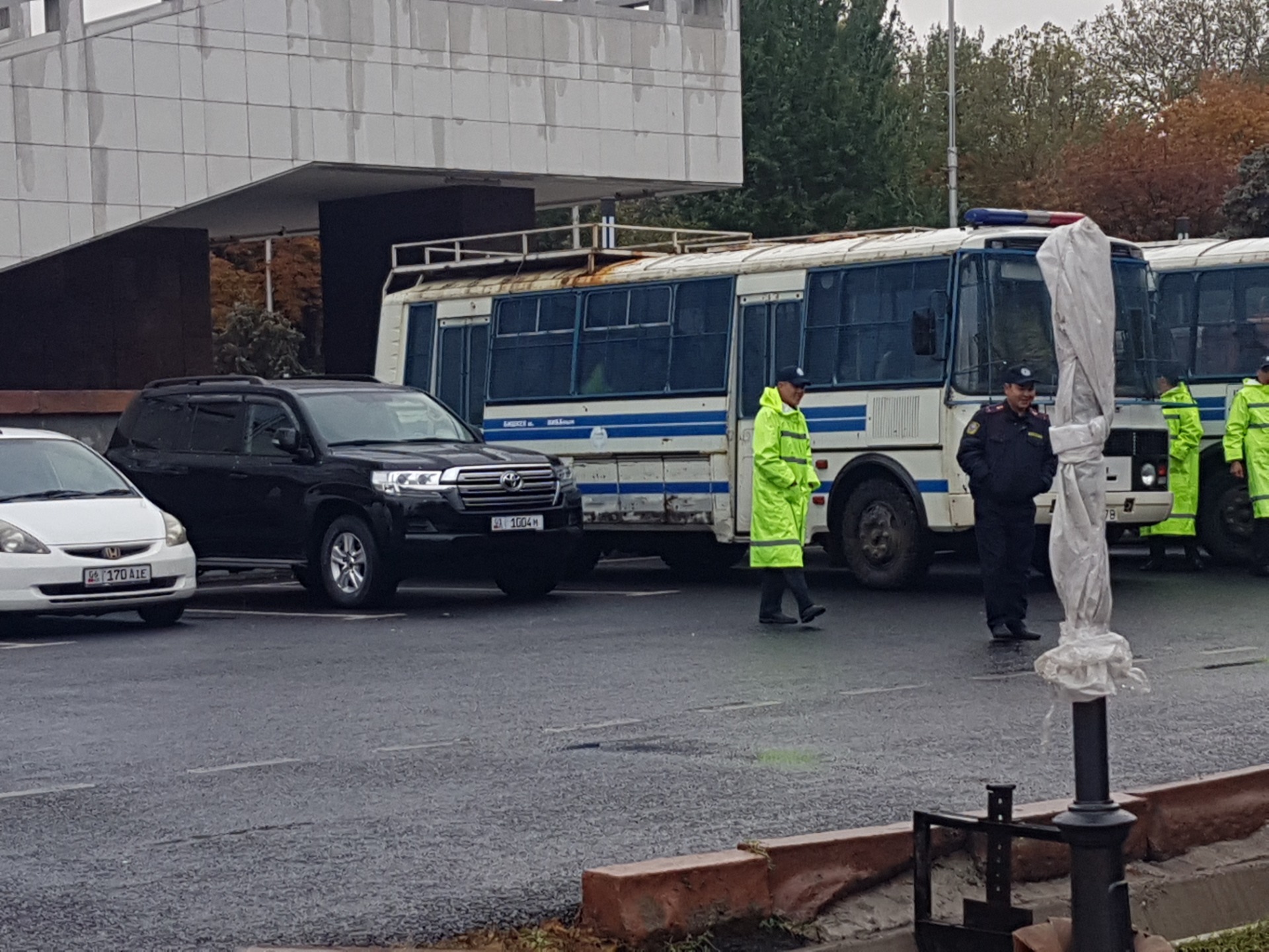 Милиционеры ждут протестующих