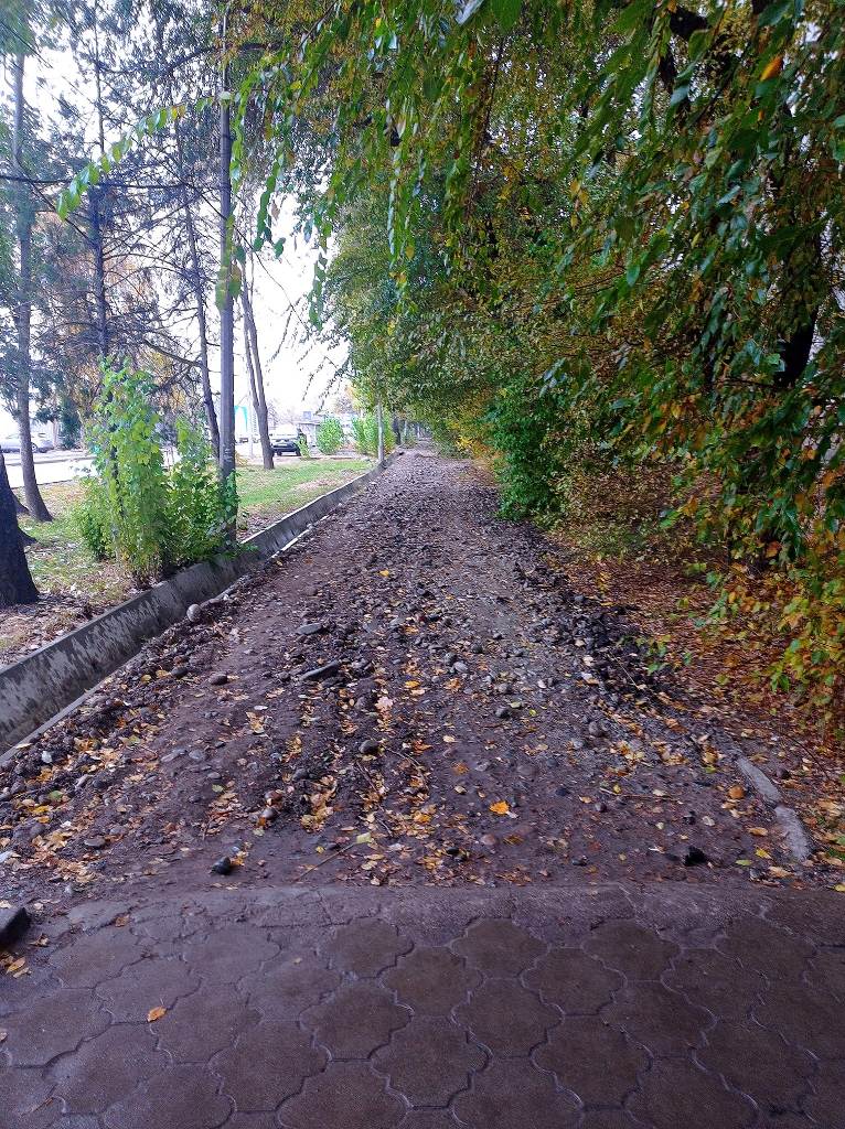 Часть старого тротуара уже демонтирована