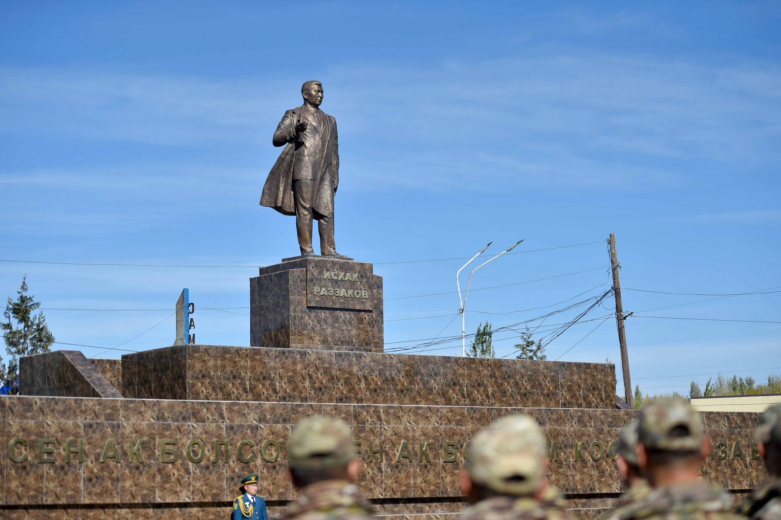 Памятник Исхаку Раззакову
