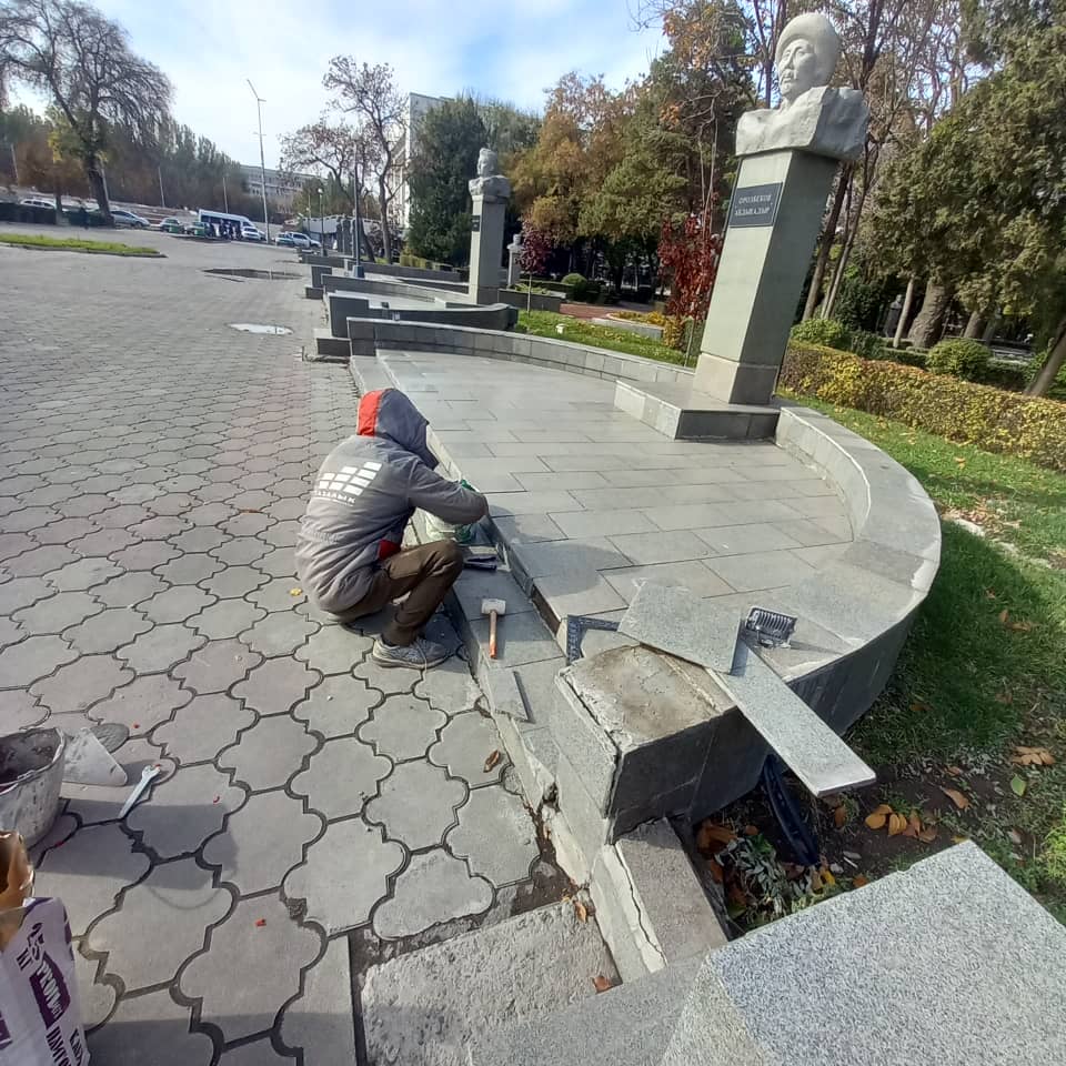 Рабочие «Тазалыка» очищают столицу от следов вандализма