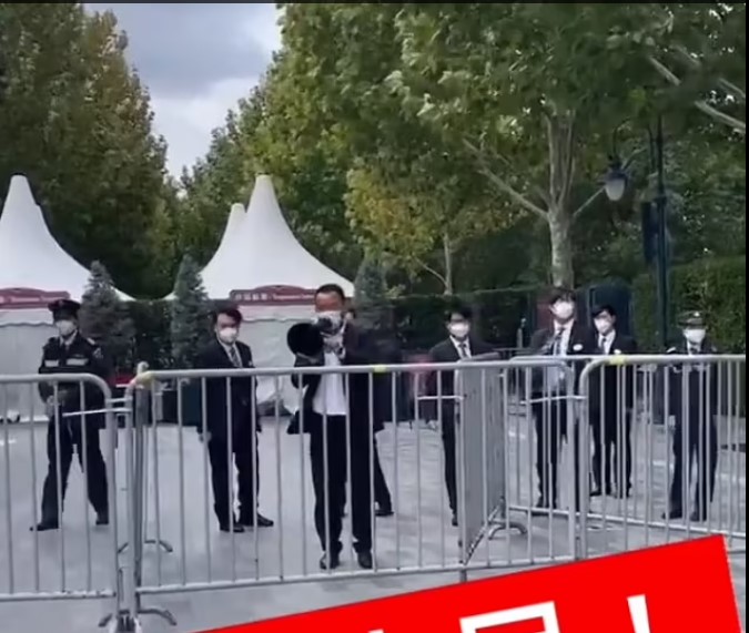 Шанхайский Disneyland запретил тысячам людей покидать парк развлечений