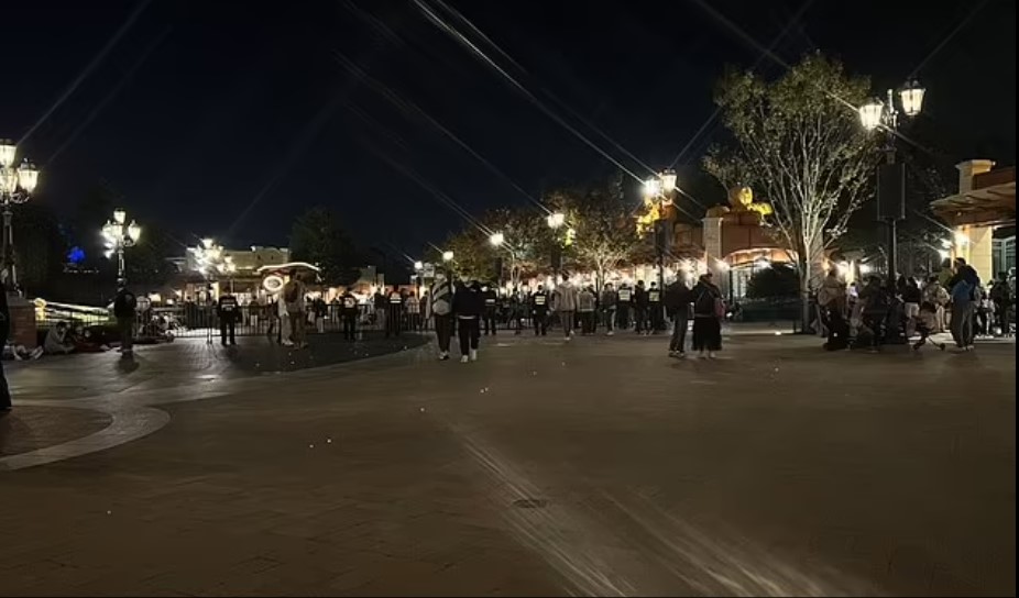 Шанхайский Disneyland запретил тысячам людей покидать парк развлечений