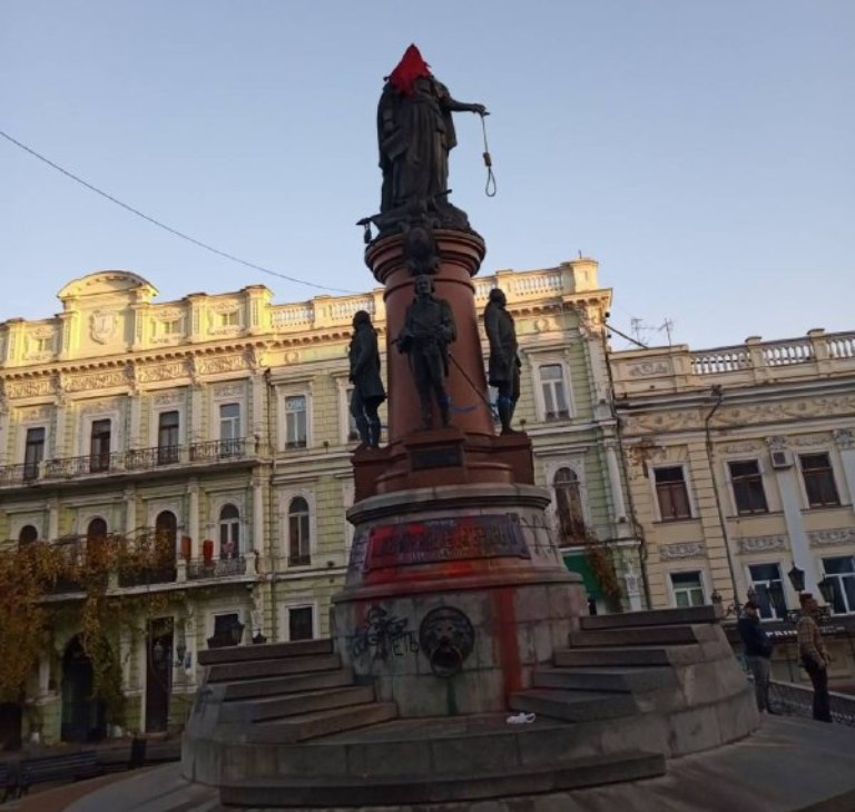 Памятник облили краской, надели красный мешок и привязали веревку