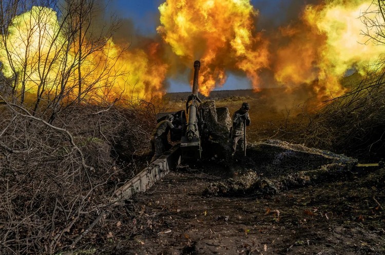 Украинские военные стреляют по российским позициям в районе Бахмута