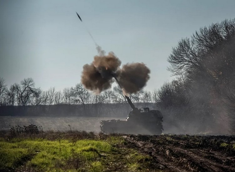 ВСУ стреляют по российским позициям из польской самоходной гаубицы Krab. В конце мая Польша передала Украине 18 единиц этой военной техники