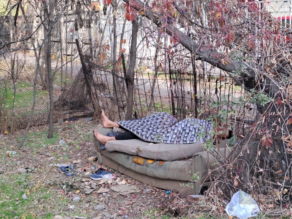 В микрорайоне «Восток-5» бездомные организовали на стихийной свалке ночлежку