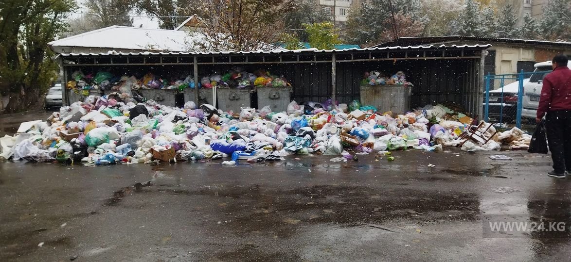 Завалы мусора в 7-м микрорайоне Бишкека