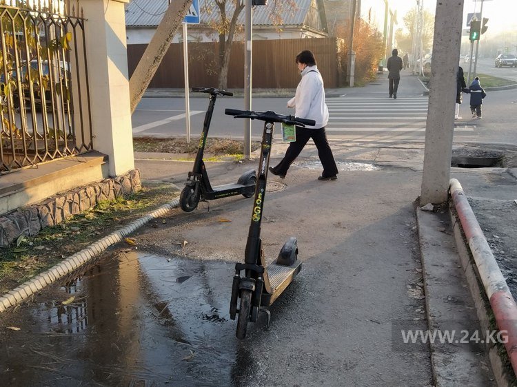 Самокаты, брошенные на перекрестке улиц Ахунбаева и Матросова