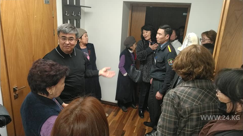 Сотрудники музея собрались у кабинета директора