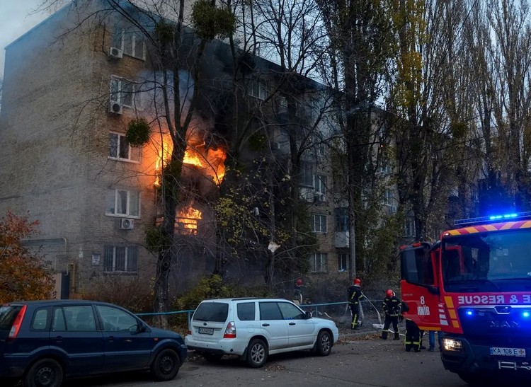 Пожарные у дома, в который попала российская ракета, Киев. РФ утверждает, что удары вчера по Киеву не наносила
