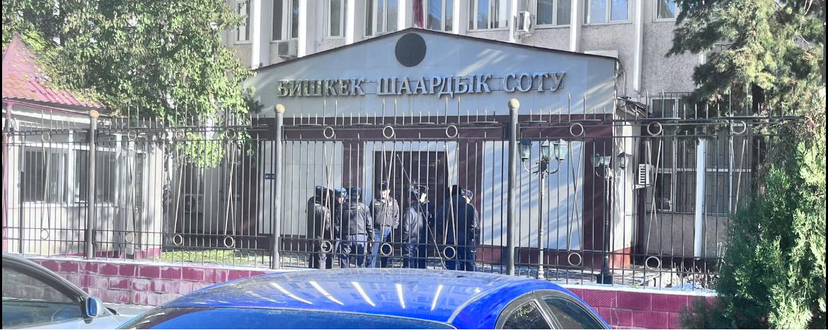 Перед началом процесса сотрудники милиции усилили охрану здания суда