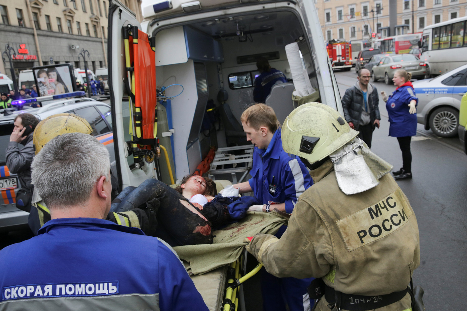 Антона Ваганова, Reuters. Последствия взрыва в метро в Санкт-Петербурге, 3 апреля 2017 года