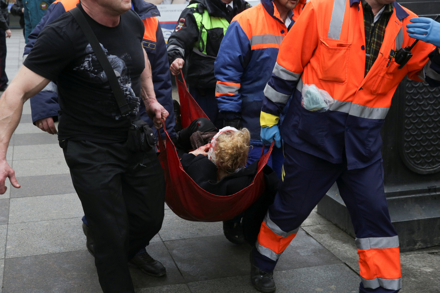 Антона Ваганова, Reuters. Последствия взрыва в метро в Санкт-Петербурге, 3 апреля 2017 года