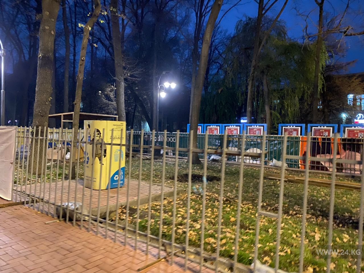 На бульваре Эркиндик огородили участок зеленой зоны
