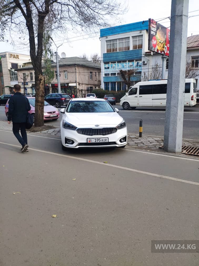 Машины на велодорожке
