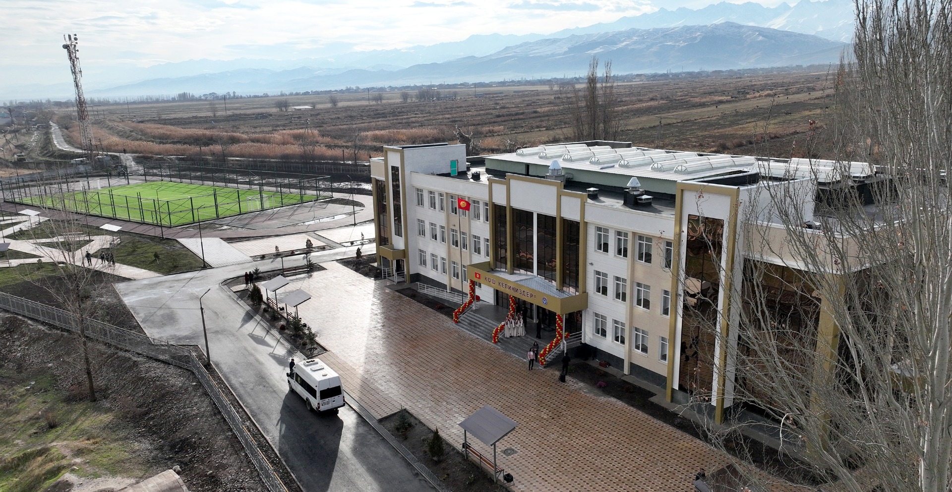 Садыр Жапаров открыл новый корпус школы в микрорайоне «Тунгуч»