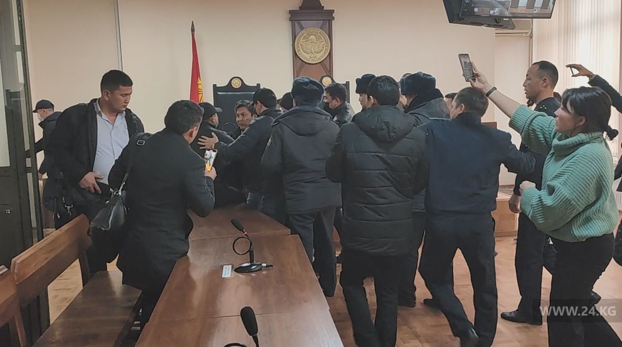 Болота Темирова силой выводят из зала суда
