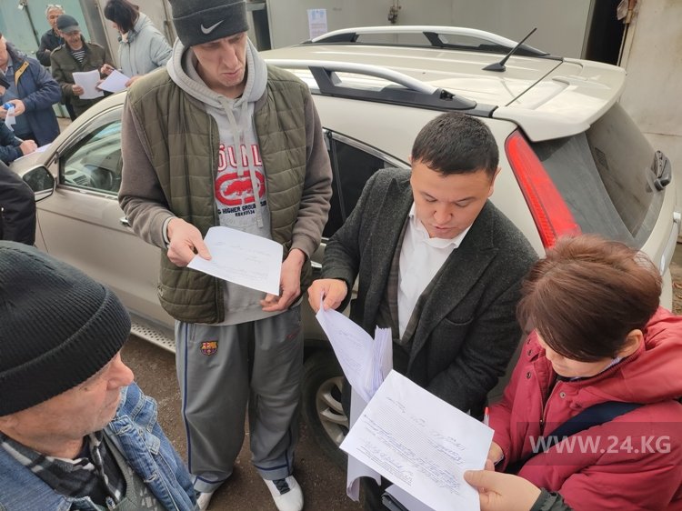 Сотрудник муниципалитета собирает с участников кооператива обязательства