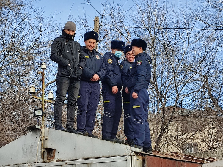 Сотрудники милиции в гаражном кооперативе № 12