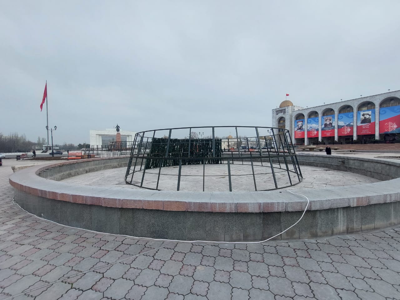 В столице начали устанавливать елку