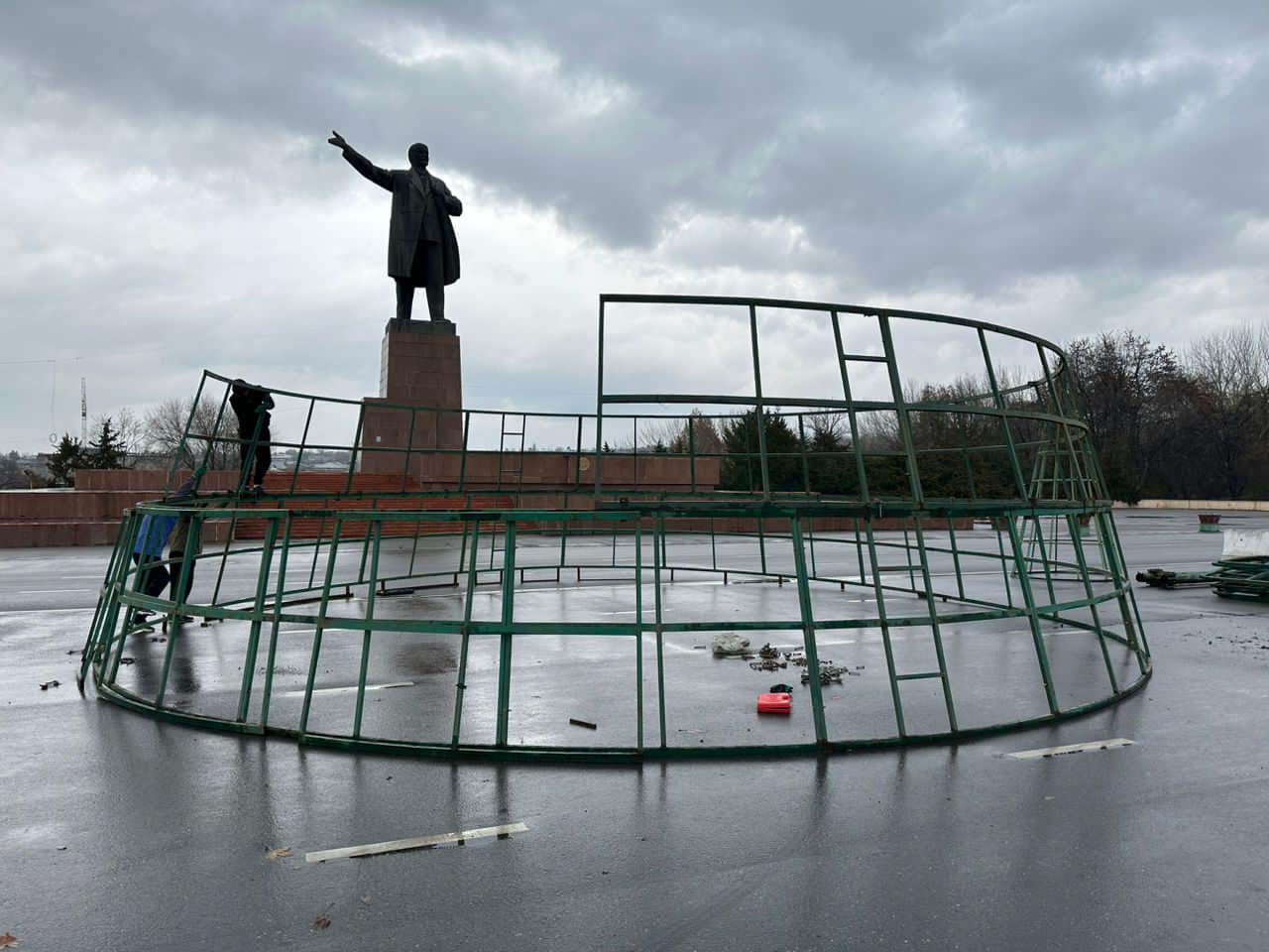 В Оше начали устанавливать елку