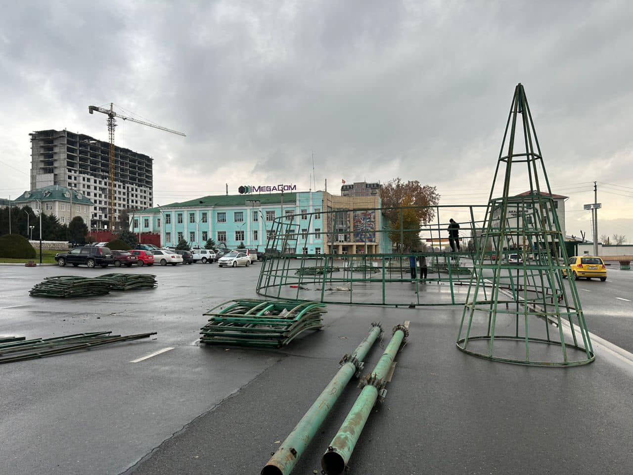 В Оше начали устанавливать елку