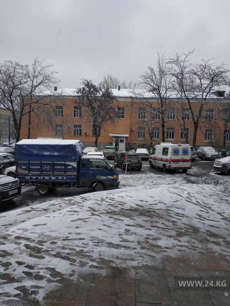 Парковка на территории Нацгоспиталя