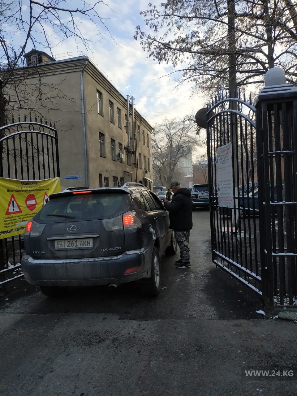 Парковка на территории Нацгоспиталя