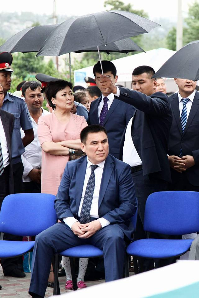 Таалайбек Сарыбашов под зонтом