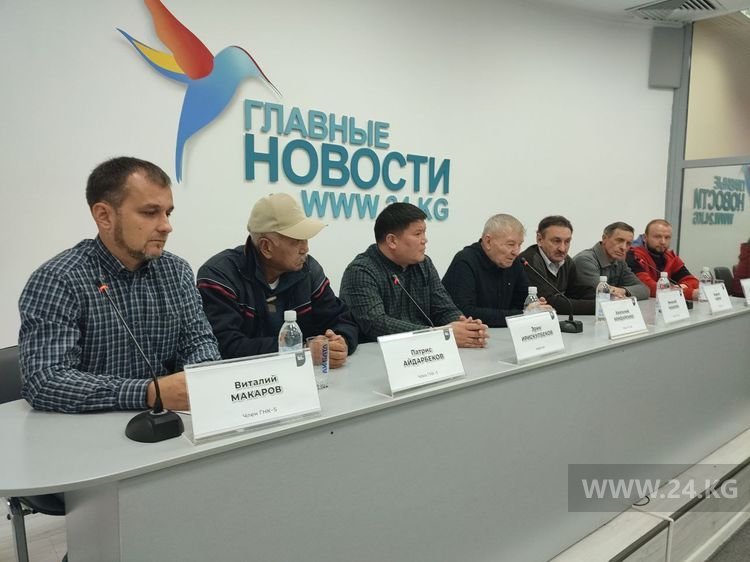 Участники движения по защите прав членов гаражных кооперативов на пресс-конференции