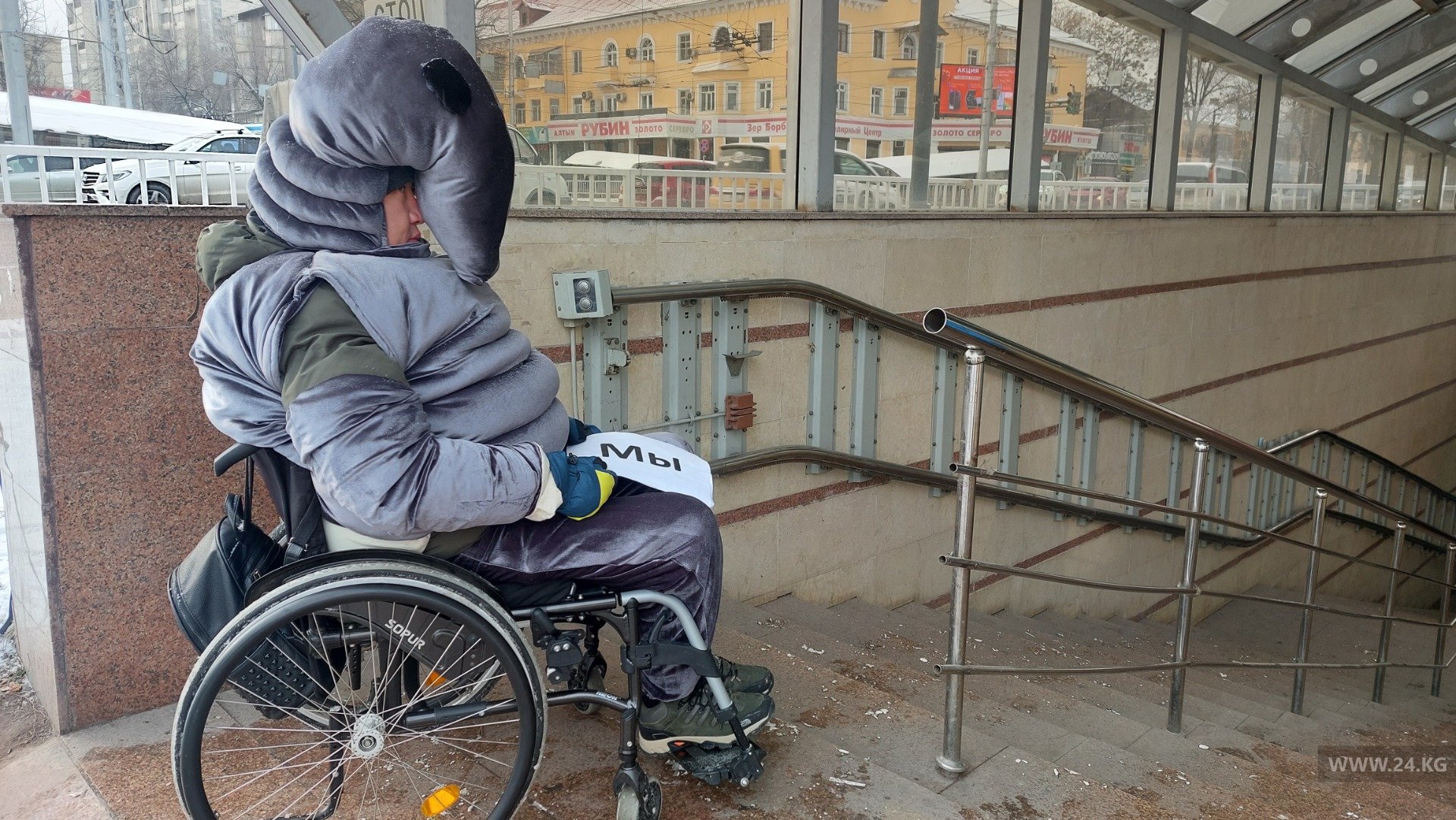Подъемники для людей с инвалидностью в подземном переходе не работают