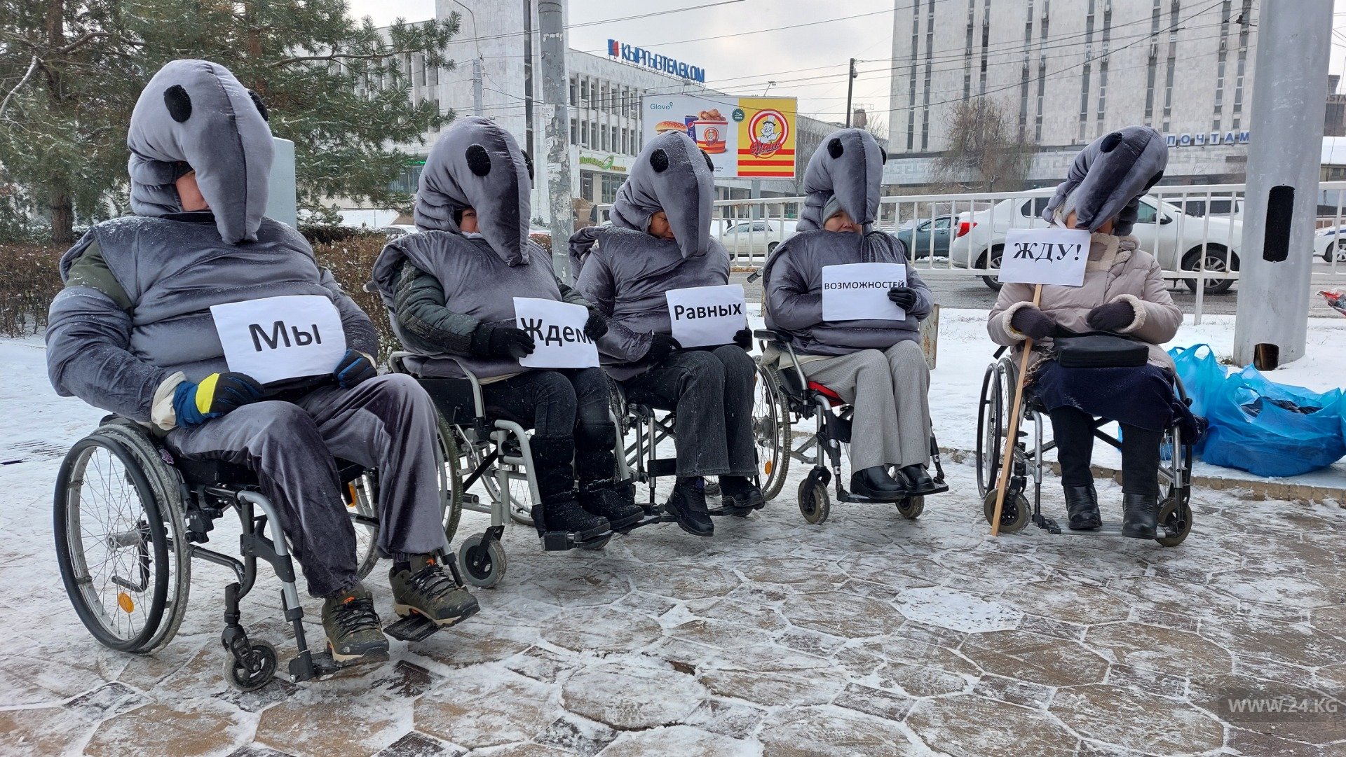 В Бишкеке люди с инвалидностью в образе ждунов потребовали равных возможностей
