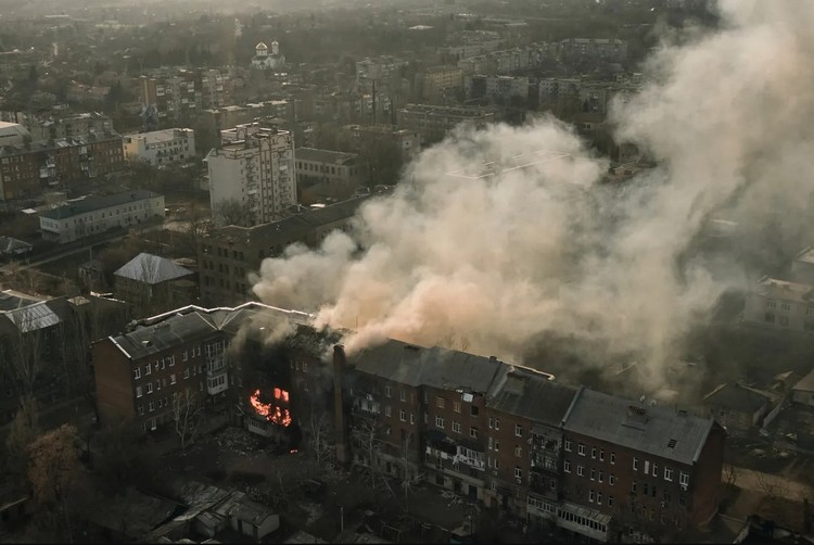 Пожар после обстрела в городе Бахмуте, возле которого идут одни из самых кровопролитных боев