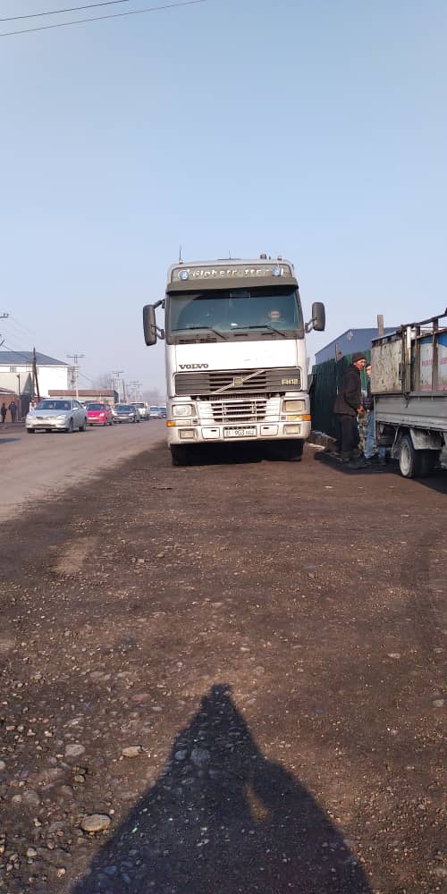 В районе Старого толчка в Бишкеке на улице Орозбекова тротуар заняли грузовики