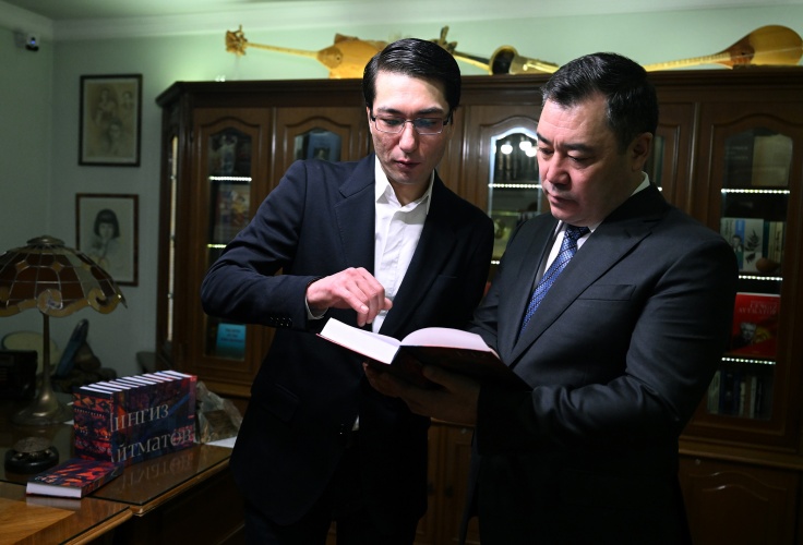 Садыр Жапаров посетил дом-музей Чингиза Айтматова