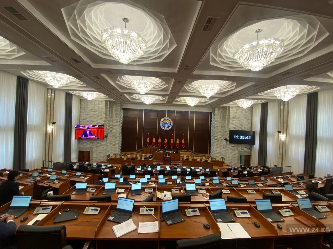 В зале заседаний парламента присутствует 30 депутатов