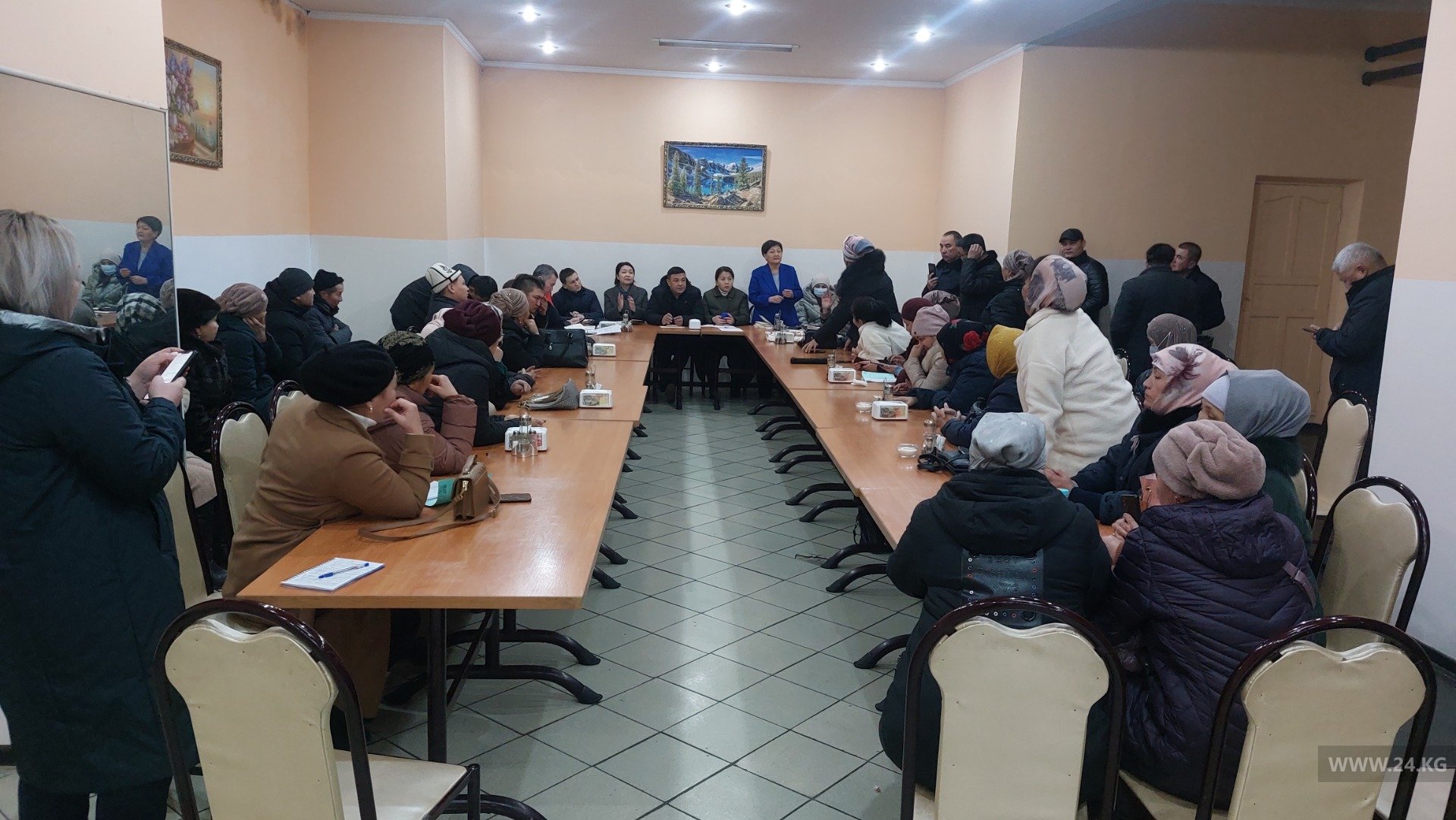 Чиновники в Бишкеке встретились с бежавшими баткенцами