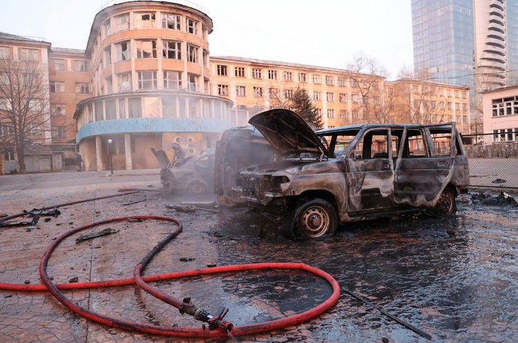 Сгоревшие после обстрела ВСУ автомобили в центре Донецка