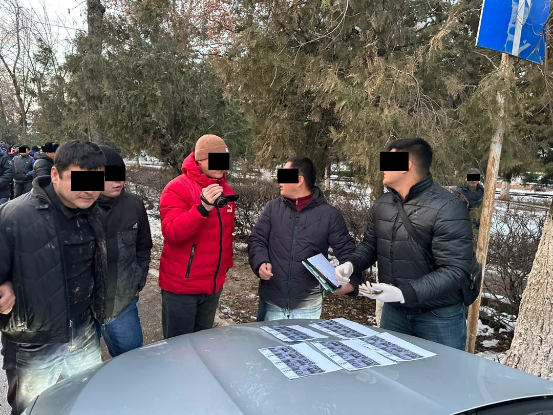 Сотрудника МВД задержали при получении взятки в Джалал-Абаде