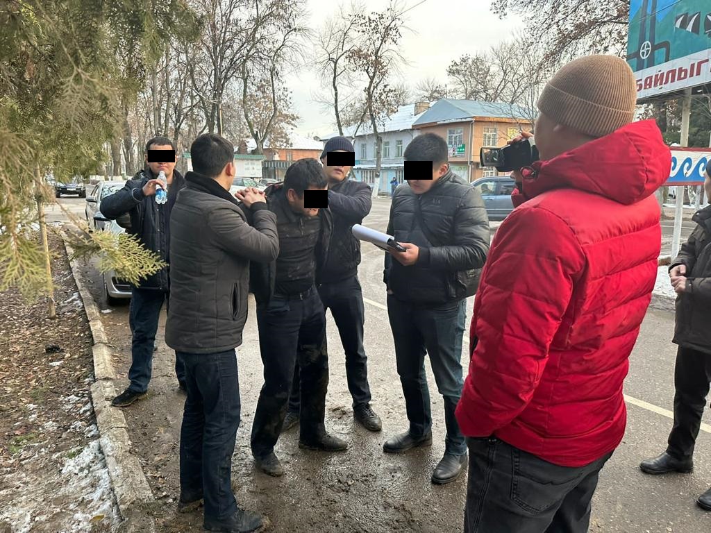 Сотрудника МВД задержали при получении взятки в Джалал-Абаде